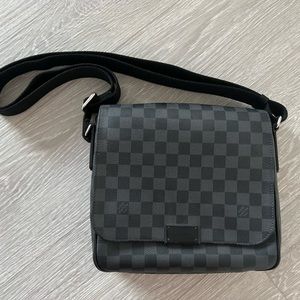 Louis Vuitton Mens District PM Damier Graphite canvas